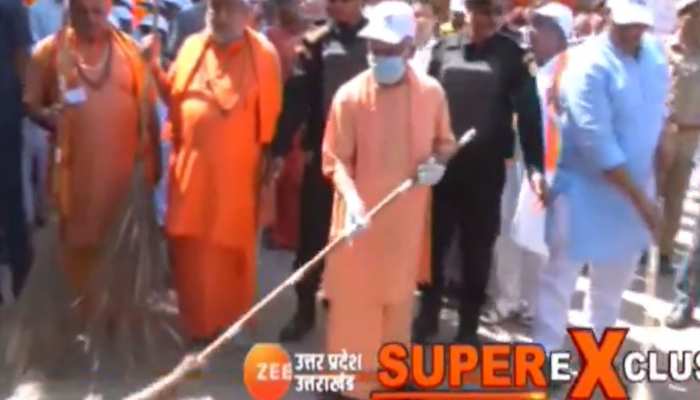 नैमिषारण्य में बापू को सीएम योगी की स्वच्छांजलि, श्रमदान कर दिया स्वच्छता का संदेश नैमिषारण्य में बापू को सीएम योगी की स्वच्छांजलि, श्रमदान कर दिया स्वच्छता का संदेश
