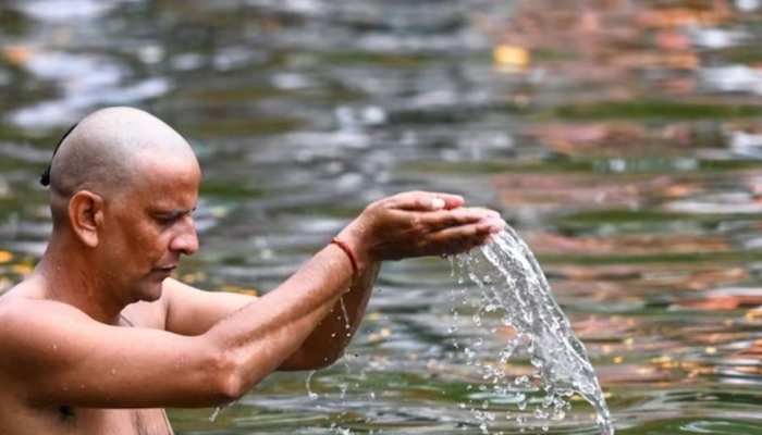 Pitru Paksha 2023: अगर घर में है पितरों की तस्वीर, तो इन 6 बातों का रखें ख्याल Pitru Paksha 2023: अगर घर में है पितरों की तस्वीर, तो इन 6 बातों का रखें ख्याल