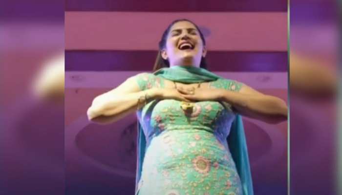 Sapna Choudhary: नाचते हुए सरक गया सपना चौधरी का पल्लू, फिर महफिल में मच गया तहलका Sapna Choudhary: नाचते हुए सरक गया सपना चौधरी का पल्लू, फिर महफिल में मच गया तहलका
