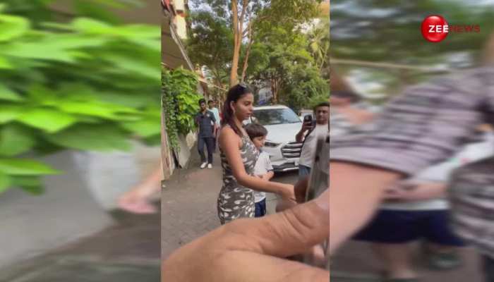 Abram का हाथ पकड़ ख्याल रखती नजर आईं Suhana Khan, फैंस बोले- भाई बहन का प्यार Abram का हाथ पकड़ ख्याल रखती नजर आईं Suhana Khan, फैंस बोले- भाई बहन का प्यार
