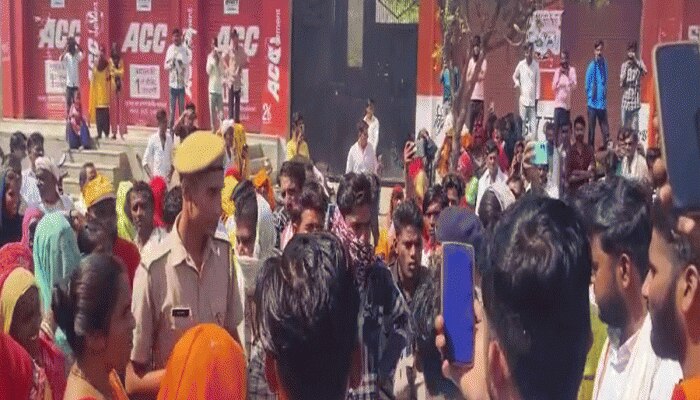 सवाईमाधोपुर में महिलाओं ने किया प्रदर्शन, परिचित लोगों को मोबाइल दिए जाने का आरोप