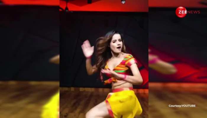 लड़की के धमाकेदार डांस ने सबके उड़ाए होश, Chikni Chameli गाने पर डांस करता देख पूरे गांव-मोहल्ले में वायरल हुआ वीडियो