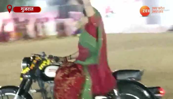 Navaratri Garba: डांडिया नहीं हाथों में तलवार लेकर डांस करती दिखी महिलाएं, वीडियो हो रहा वायरल 