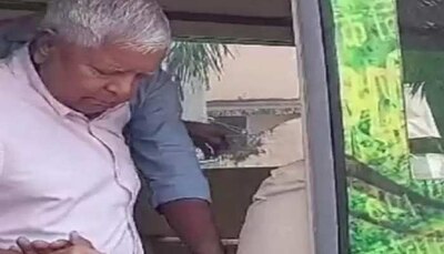 Lalu Prasad Yadav narrowly escapes broken glass of Circuit House a  policeman injured | छपरा में दिखी लालू प्रसाद की दीवानगी, इतनी भीड़ उमड़ी  की टूट सर्किट हाउस के गेट का शीशा |