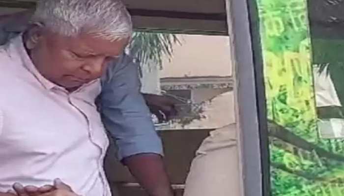 Lalu Prasad Yadav narrowly escapes broken glass of Circuit House a policeman injured | छपरा में दिखी लालू प्रसाद की दीवानगी, इतनी भीड़ उमड़ी की टूट सर्किट हाउस के गेट का शीशा |