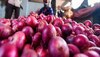 Onion Price Hike: दुगनी हुई प्याज की कीमतें, अभी और बढ़ सकते हैं दाम