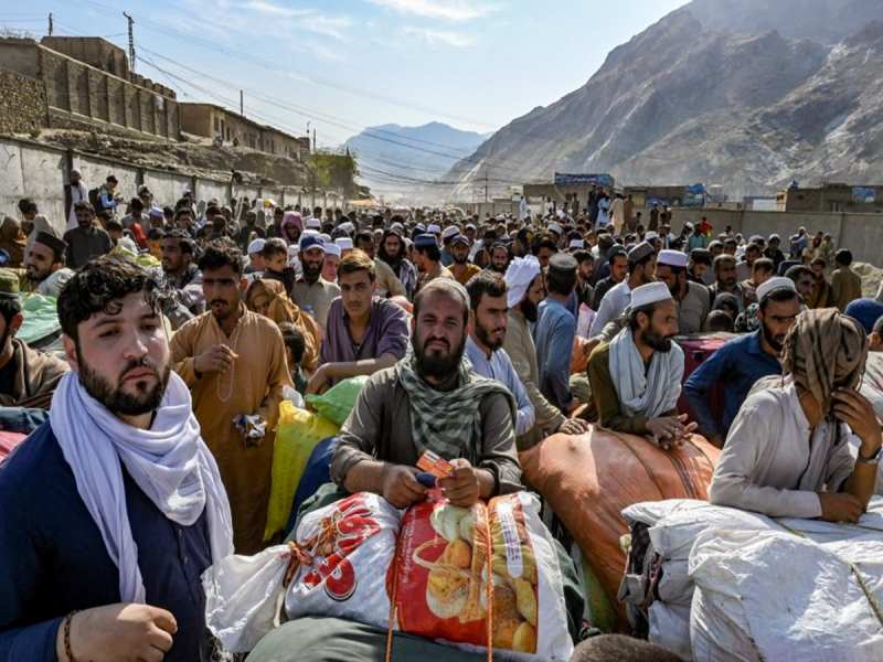 Pakistan नहीं छोड़ पाए 17 लाख अफगानी, जानें अब इनसे क्या सलूक करेगी पाक सरकार?