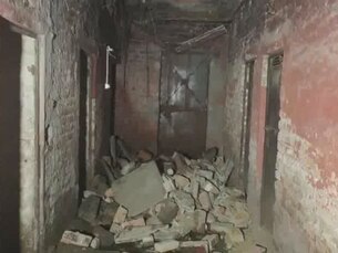 मजदूर परिवार, जो जर्जर मकान में रहने को मजबूर था, देर रात छत अचानक गिर गई