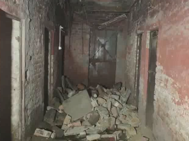 मजदूर परिवार, जो जर्जर मकान में रहने को मजबूर था, देर रात छत अचानक गिर गई मजदूर परिवार, जो जर्जर मकान में रहने को मजबूर था, देर रात छत अचानक गिर गई