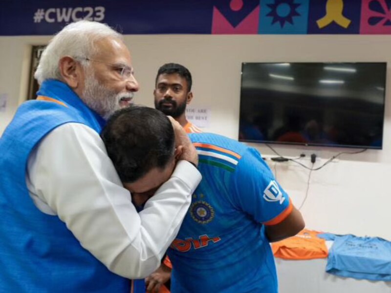 pm modi visited team india dressing room after world cup lost shami hug modi | टीम इंडिया के ड्रेसिंग रूम में पहुंचे पीएम मोदी, ये तस्वीरें आपकी आंखें कर देंगी नम |