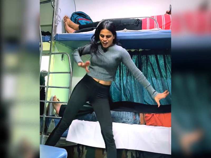 Dance video: खेसारी लाल के गाने पर लड़की का ताबड़तोड़ डांस वायरल, चलती ट्रेन में बनाया वीडियो Dance video: खेसारी लाल के गाने पर लड़की का ताबड़तोड़ डांस वायरल, चलती ट्रेन में बनाया वीडियो