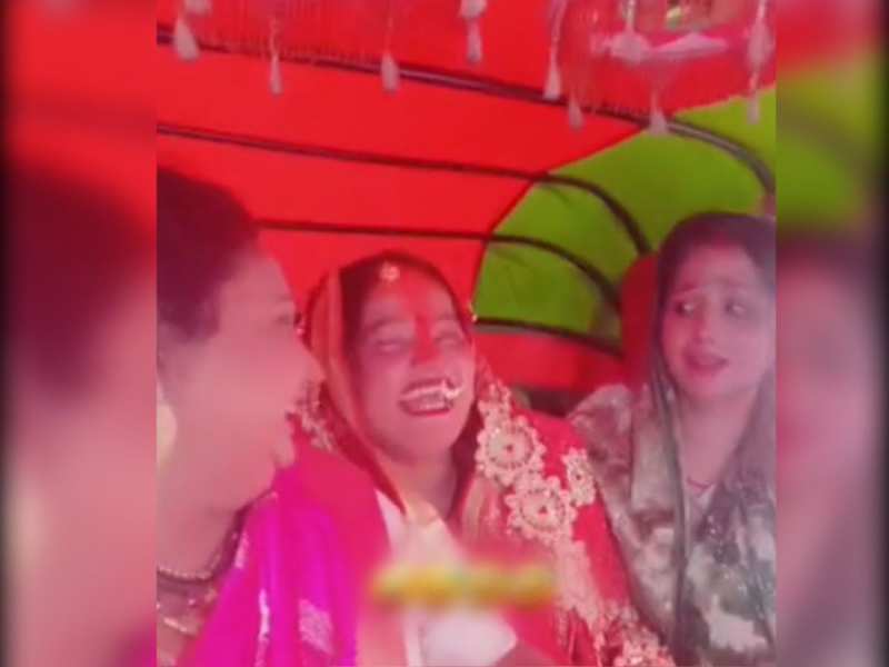 Trending Video: विदाई में फफक-फफक कर रो रही थी दुल्हन दूसरे ही पल दहाड़ मार हंसने लगी Trending Video: विदाई में फफक-फफक कर रो रही थी दुल्हन दूसरे ही पल दहाड़ मार हंसने लगी
