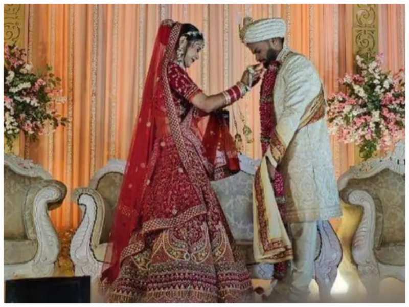 Cricketer Mukesh Kumar Dances To Bhojpuri Song With Bride To Be Divya Singh  | Mukesh Kumar Marriage: भोजपुरी के रंग में रंगे क्रिकेटर मुकेश कुमार,  दुल्हन दिव्या संग किया डांस, वीडियो ...
