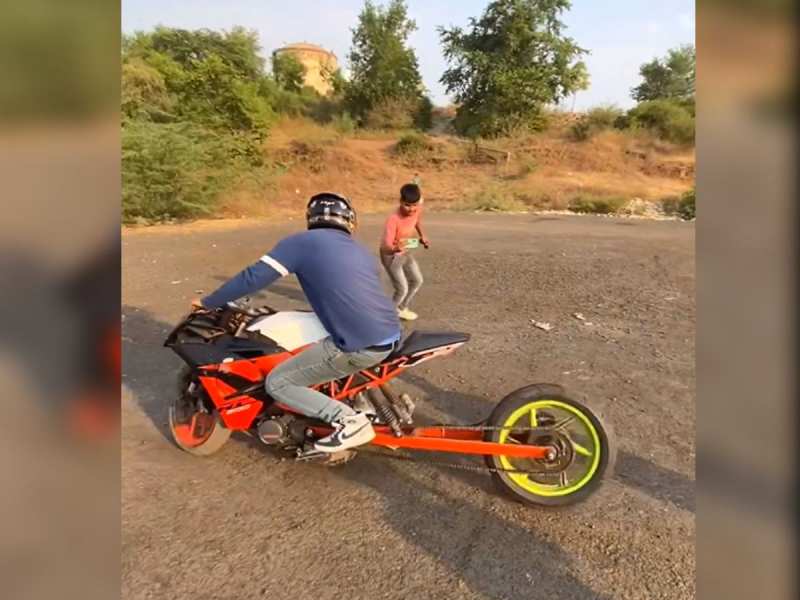 Desi Jugaad के चपेटे में KTM भी, बाइक का ऐसा हाल देख पब्लिक का फिरा माथा Desi Jugaad के चपेटे में KTM भी, बाइक का ऐसा हाल देख पब्लिक का फिरा माथा