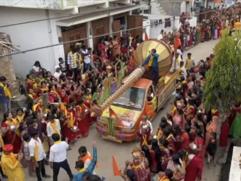 Dungarpur News: खड़गदा में 3 दिवसीय यज्ञ का आगाज, पहले दिन निकाली गई शोभायात्रा Dungarpur News: खड़गदा में 3 दिवसीय यज्ञ का आगाज, पहले दिन निकाली गई शोभायात्रा