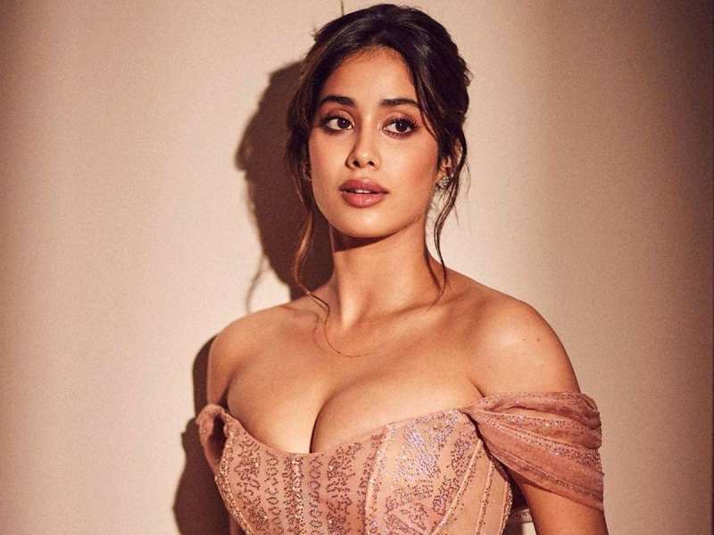 janhvi kapoor sets the internet fire with her bold look | जाह्नवी कपूर ने खूबसूरत लुक में दिखाया सिजलिगं अवतार, बॉसी लुक से जीता दिल | Hindi News, Zee Hindustan Entertainment