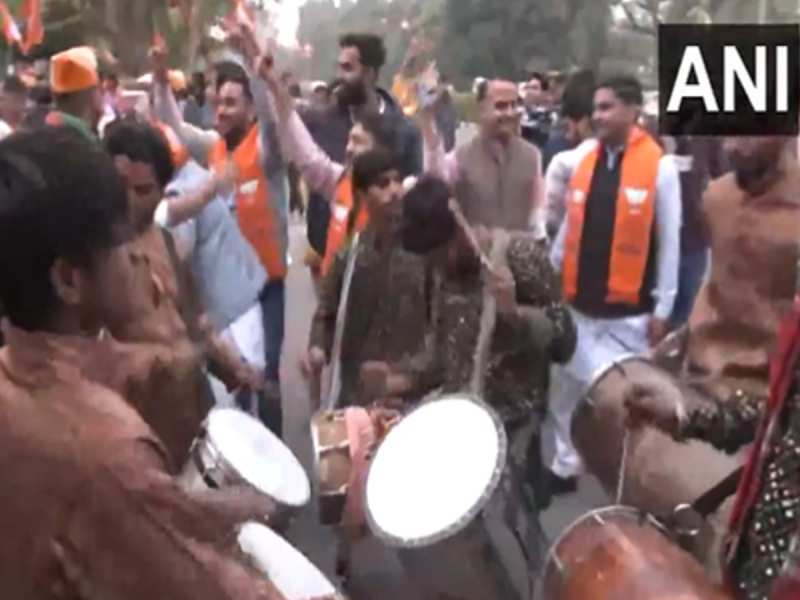 Rajasthan Chunav Result 2023: जयपुर में ढोल-नगाड़ों पर झूम रहे BJP कार्यकर्ता, कांग्रेस को मात देती दिख रही पार्टी Rajasthan Chunav Result 2023: जयपुर में ढोल-नगाड़ों पर झूम रहे BJP कार्यकर्ता, कांग्रेस को मात देती दिख रही पार्टी