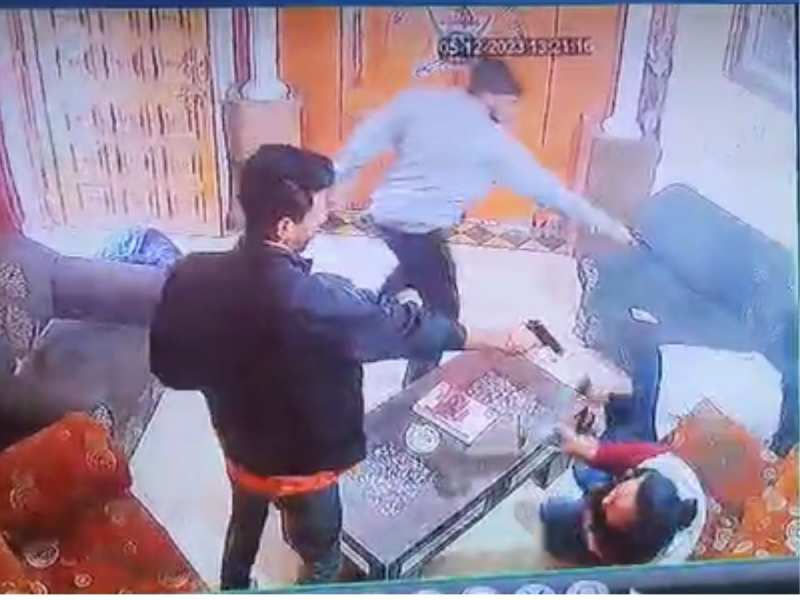 Sukhdev Singh Gogamedi: सुखदेव सिंह गोगामेड़ी की हत्या का CCTV Video, सामने बैठे थे हत्यारे! Sukhdev Singh Gogamedi: सुखदेव सिंह गोगामेड़ी की हत्या का CCTV Video, सामने बैठे थे हत्यारे!