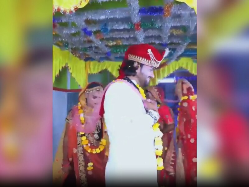 Viral Video: ରାଜା ଦଶରଥଙ୍କ ରେକର୍ଡ ଭାଙ୍ଗିଲେ ଯୁବକ! ଏକା ଥରକରେ କଲେ ଚାରି ଝିଅଙ୍କୁ ବିବାହ, ଭିଡିଓ ଭାଇରାଲ୍ Viral Video: ରାଜା ଦଶରଥଙ୍କ ରେକର୍ଡ ଭାଙ୍ଗିଲେ ଯୁବକ! ଏକା ଥରକରେ କଲେ ଚାରି ଝିଅଙ୍କୁ ବିବାହ, ଭିଡିଓ ଭାଇରାଲ୍
