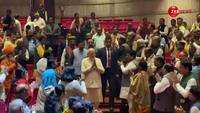 तालियों की गड़गड़ाहट के बीच जब लगे नारे - मोदी जी का स्वागत है तालियों की गड़गड़ाहट के बीच जब लगे नारे - मोदी जी का स्वागत है