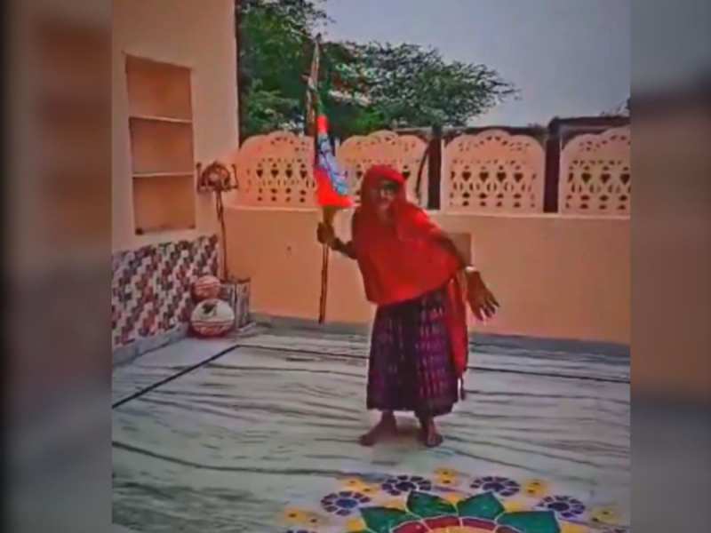 Modi: पीएम मोदी की जबरा फैन निकली ये दादी, बीजेपी का झंडा लेकर किया डांस