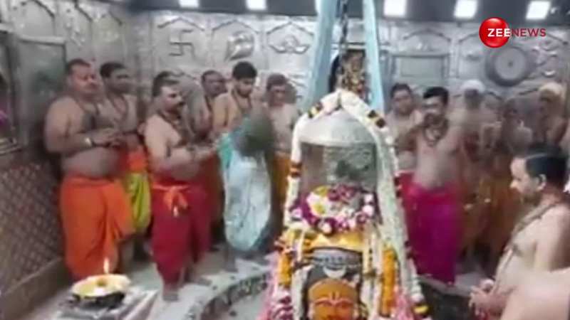 उज्जैन के महाकालेश्वर मंदिर में भस्म आरती देखने पहुंचा ये फेमस एक्टर उज्जैन के महाकालेश्वर मंदिर में भस्म आरती देखने पहुंचा ये फेमस एक्टर