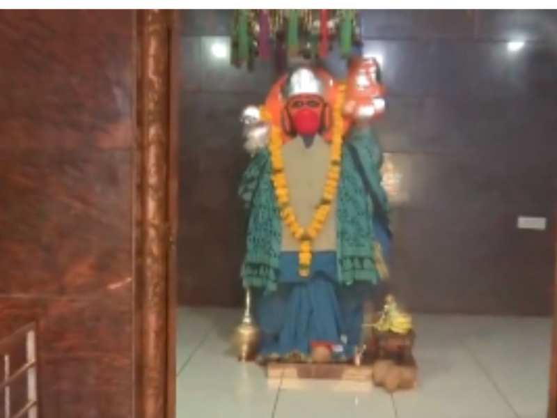 Viral Video: ठंड से बचाने के लिए देवताओं की मूर्तियों को पहनाए गए गर्म कपड़े Viral Video: ठंड से बचाने के लिए देवताओं की मूर्तियों को पहनाए गए गर्म कपड़े