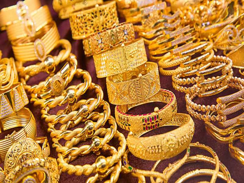 Gold Silver Price: 10 ग्राम सोने की कीमत में उछाल, चांदी के भी नखरे नहीं हो रहे कम, जान लें क्या भाव बिक रहे आभूषण
