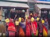 बैंक के सामने महिलाओं ने किया हंगामा 