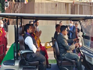 Buddhist religious leader Dalai Lama reached Mahabodhi temple by e-rickshaw  offered prayers in sanctum sanctorum | ई-रिक्शा से महाबोधि मंदिर पहुंचे  बौद्ध धर्मगुरु दलाई लामा, गर्भगृह में की ...