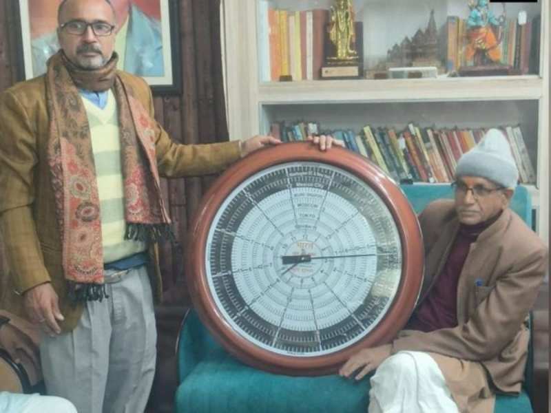 Ayodhya Ram Mandir Lucknow vegetable vendor Anil Sahu donate world clock  showing 9 countries time same time | Ayodhya News: सब्‍जी बेचने वाले  रामभक्‍त ने अयोध्‍या राम मंदिर के लिए बना दी