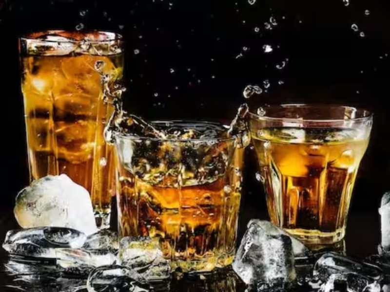 New Year 2024 Party: रम में कोल्ड ड्रिंक मिलाकर पीने वाले हो जाएं सावधान!