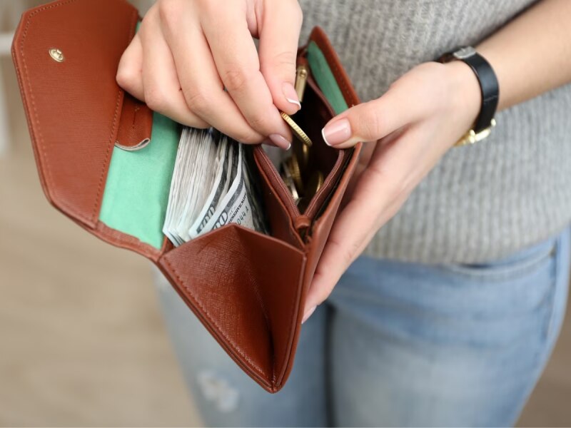 Vastu tips for wallet do not keep these things in the purse as per vastu | Vastu tips: पर्स में कभी नहीं रखें ये चीजें, वरना 2024 में हो जाएंगे कंगाल |