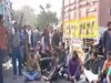 ट्रक-बस चालकों ने हाईवे जाम कर दिया