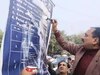 Delhi News: शाहदरा में फुटपाथ पर बनी पार्किंग को लेकर वीरेंद्र सचदेवा ने किया प्रदर्शन, MCD के बोर्ड पर पोती कालिख