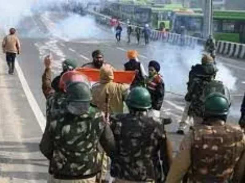 मैनपुरी में पुलिस और ट्रक ड्राइवरों के बीच झड़प, पुलिस ने आंसू गैस के गोले दागे