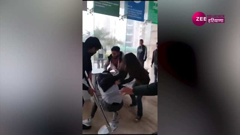 students fight Video: गलगोटिया यूनिवर्सिटी में जमकर चले छात्रों के बीच लात घूंसे, वीडियो हुआ वायरल 