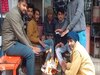 आलाव तापते हुए लोग.