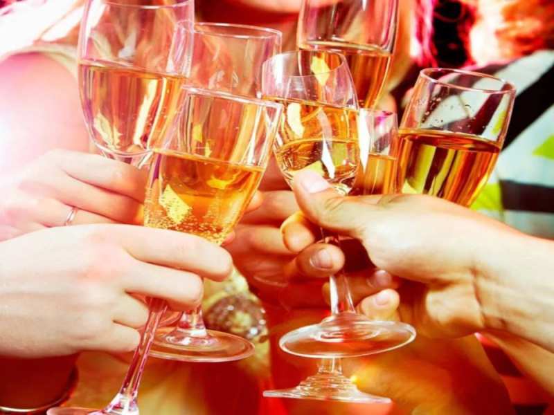 Bahraich drinkers broke old record and drank liquor worth rs 35 crore in  december month | यूपी के इस जिले के मयकशों ने तोड़े पुराने सारे रिकॉर्ड,  अकेले दिसंबर महीने में पी
