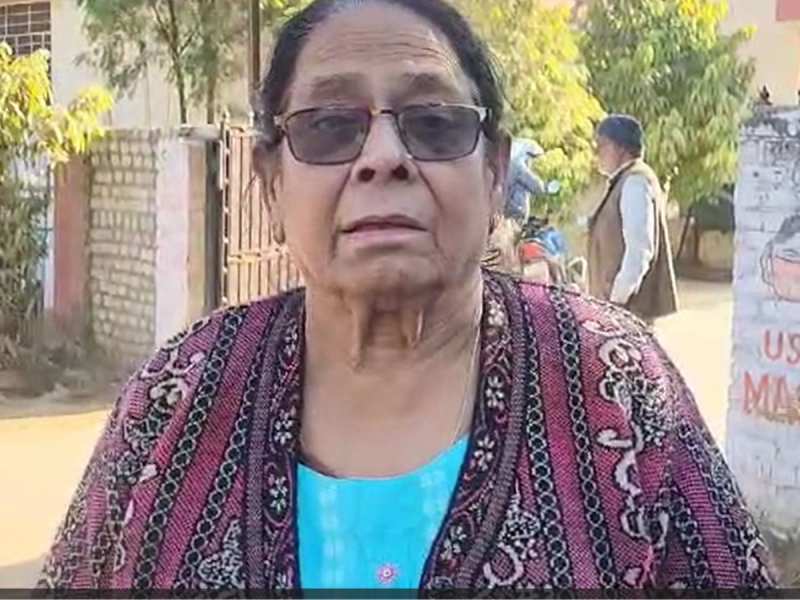 प्रशासन से निराश बुजुर्ग महिला ने खटखटाया PM - CM का दरवाजा, इच्छा मृत्यु की मांग 