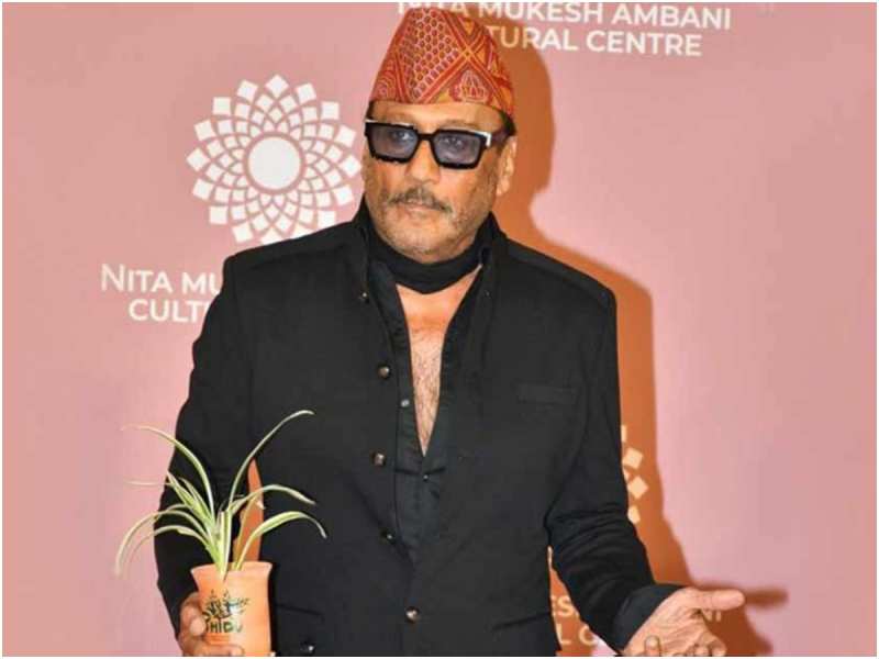 Jackie Shroff Viral Video: मंदिर की सीढ़ियों की सफाई करते हुए स्पॉट हुए जैकी श्रॉफ