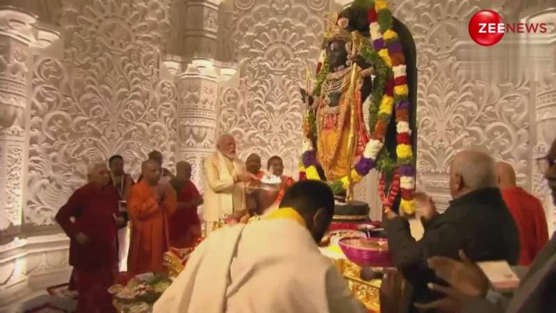 WATCH: PM Modi ने की रामलला की पहली आरती, देखिए भव्य तस्वीरें