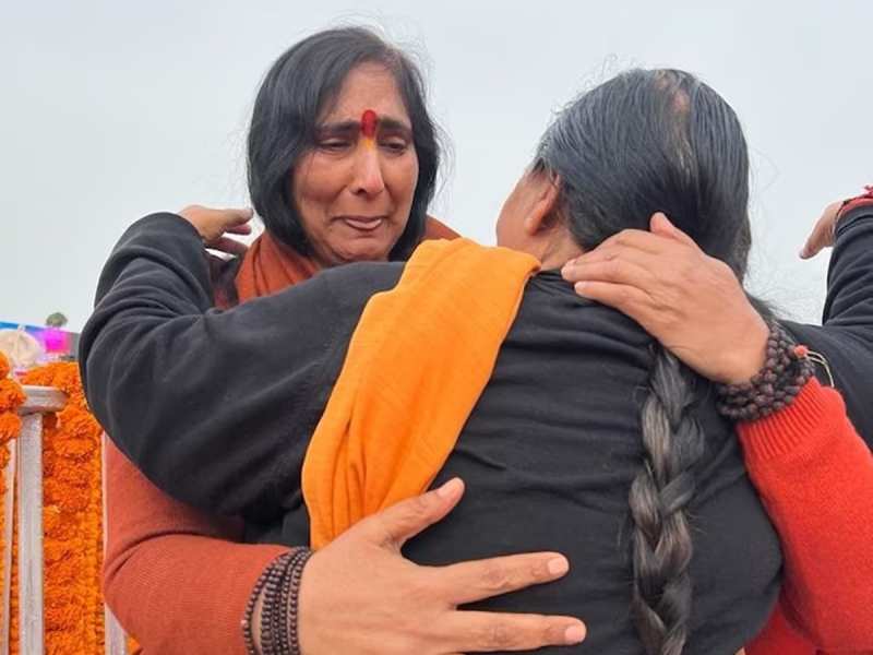 Sadhvi Rithambara: कौन हैं साध्वी ऋतंभरा, जो उमा भारती के गले लगकर रोने लगीं