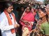 Kawardha News: चरवाहे की गर्दन रेतकर हत्या, परिवार से मिले डिप्टी CM विजय शर्मा फांसी की मांग पर क्या बोले?