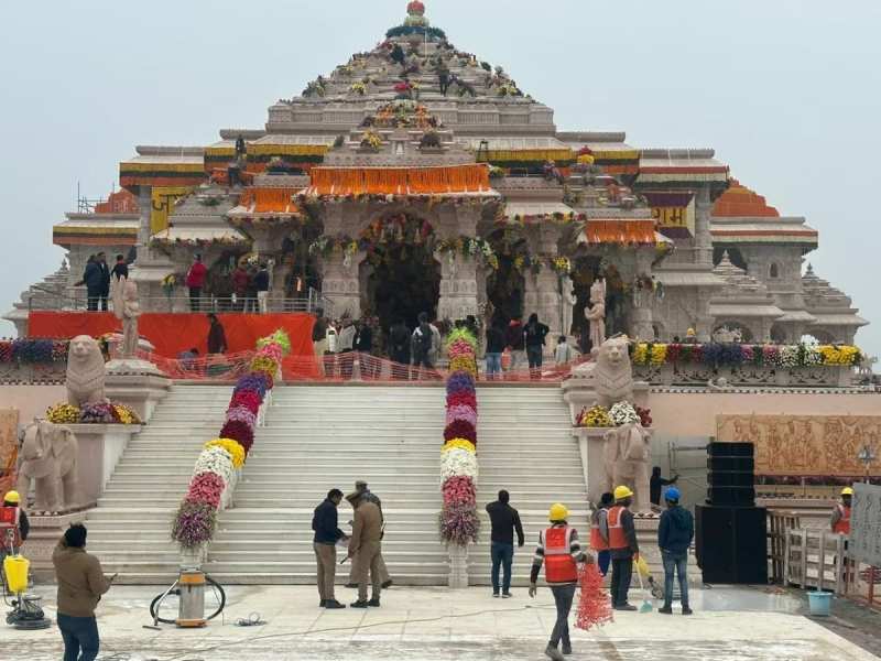 राम मंदिर में उमड़ी श्रद्धालुओं की भीड़, प्रशासन ने उठाया सख्त कदम, मीडियाकर्मियों के कैमरे...