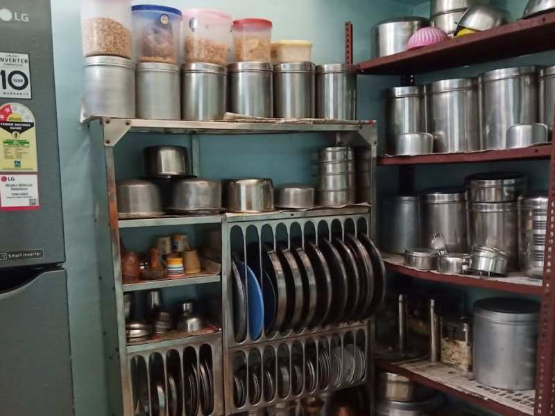 Vastu Shastra: घर की रसोई में भूल से भी ना रखें ये चीजें , रूठ जाएगी मां लक्ष्मी 