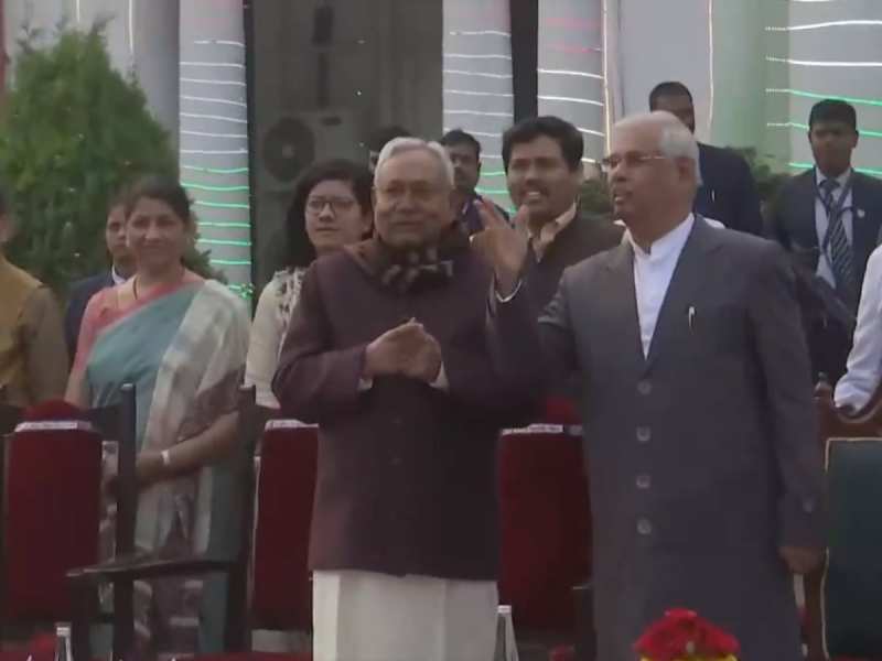 Bihar politics update Nitish kumar reaches to rajbhavan and met governor in tea party | Bihar Politics: बिहार में सियासी हलचल के बीच राजभवन पहुंचे CM नीतीश कुमार | Hindi News, राष्ट्र