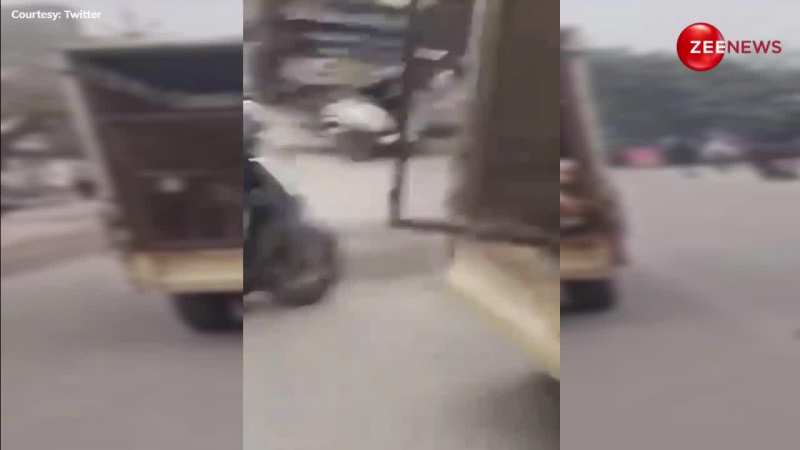 नगर निगम की गाड़ी से बाइकर ने फरार कराए कुत्ते, वायरल हो गया वीडियो 