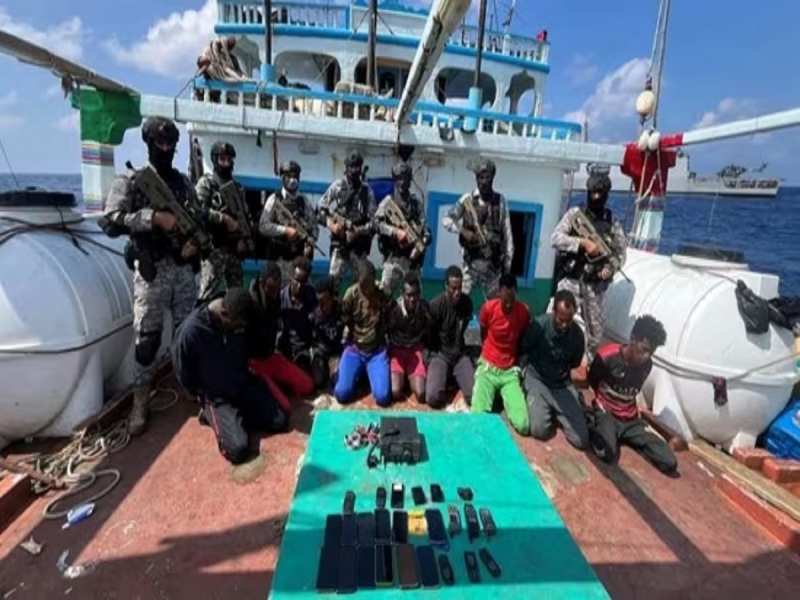 भारत ने सोमाली समुद्री लुटेरों के चुंगल से 19 पाकिस्तानियों समेत ईरानी जहाज छुड़ाया