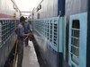 Indian Railways: ट्रेन में सफर के दौरान झेलनी पड़ रही है परेशानी? देखें- कैसे IRCTC के टोल-फ्री नंबर पर होगी शिकायत